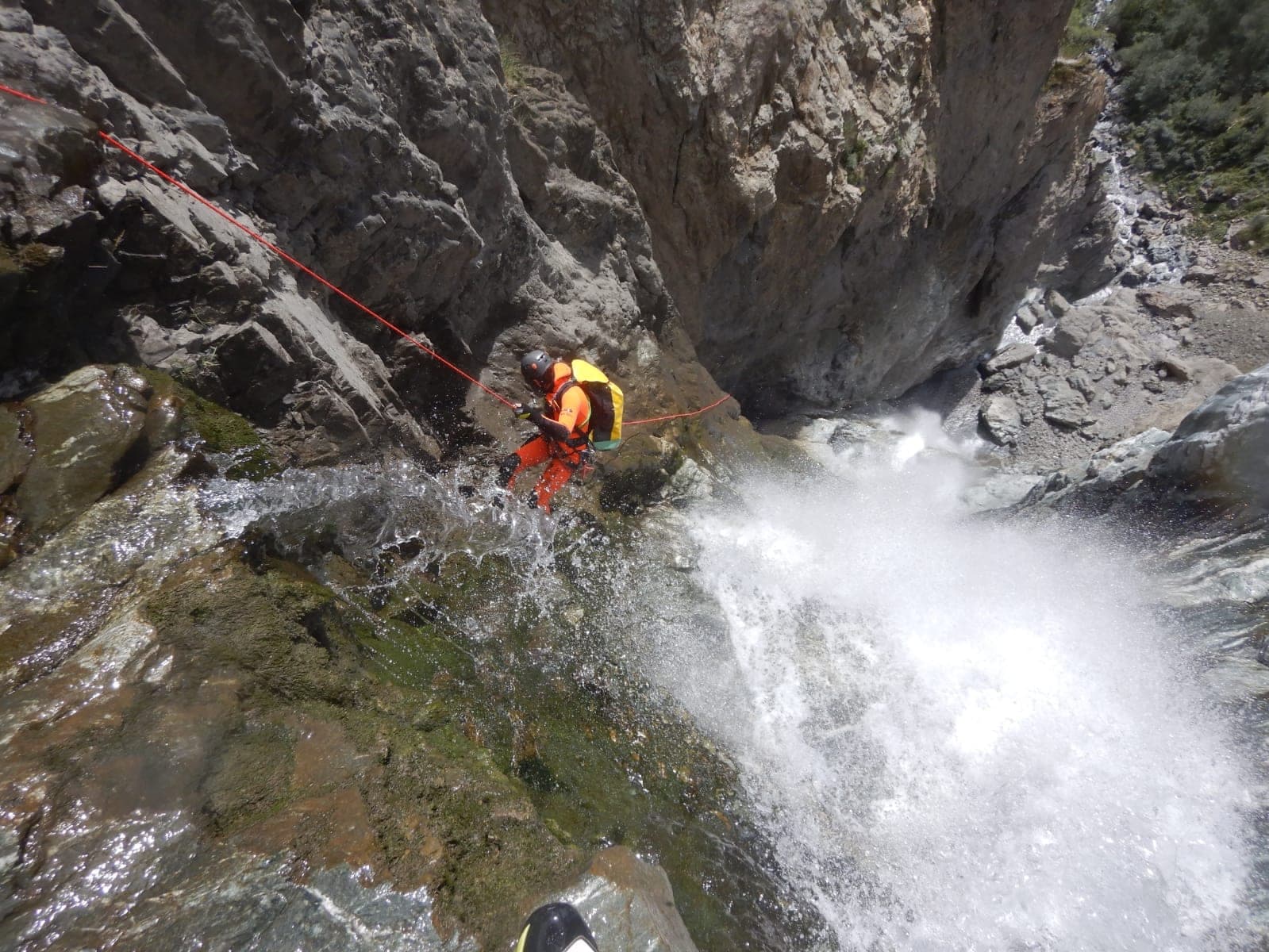 Rappel sous forte pression dans la Clue d'Amen, canyon engagé du Mercantour