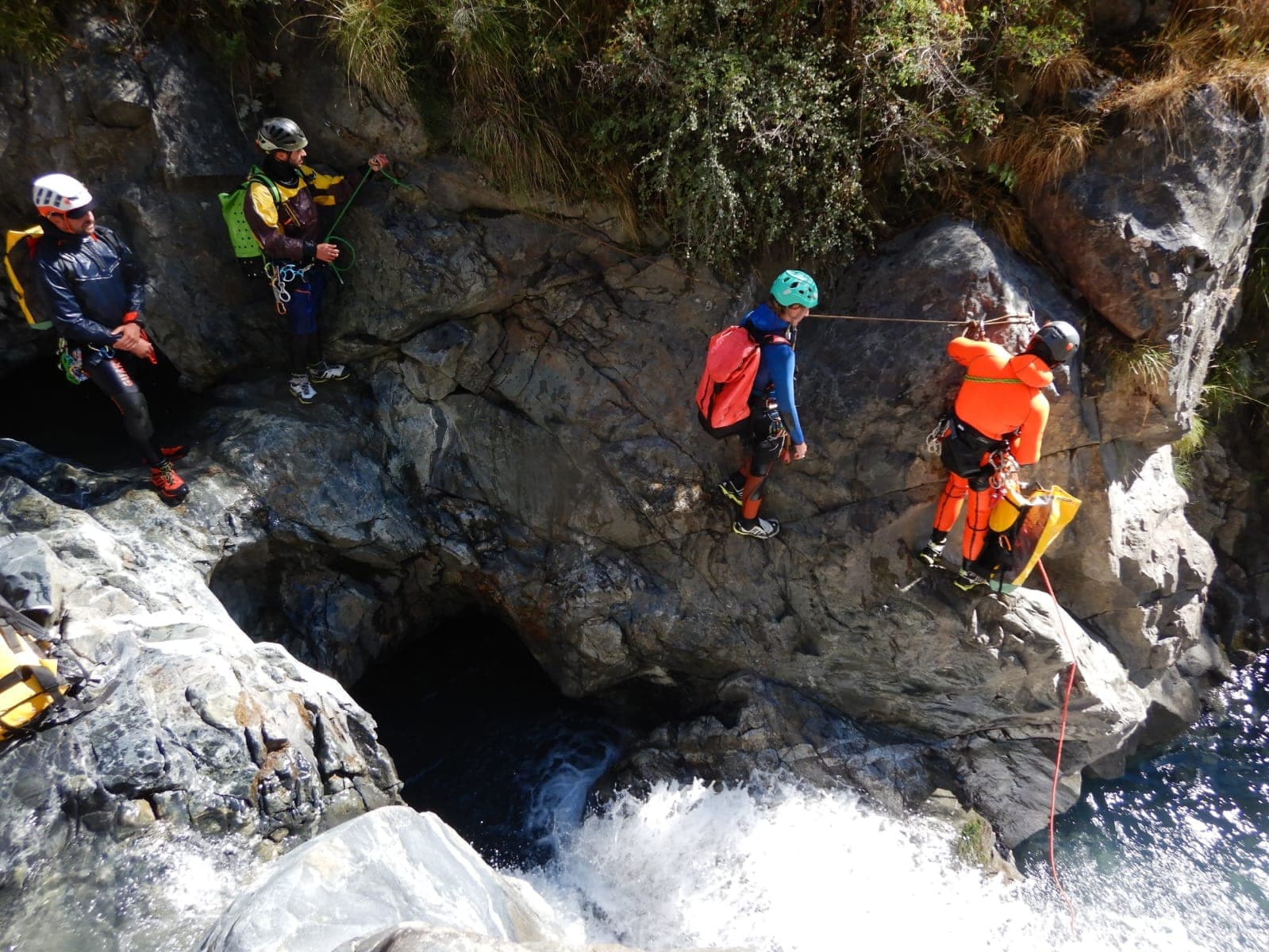 Groupe en progression technique dans le Canyon de la Blache, Hautes-Alpes