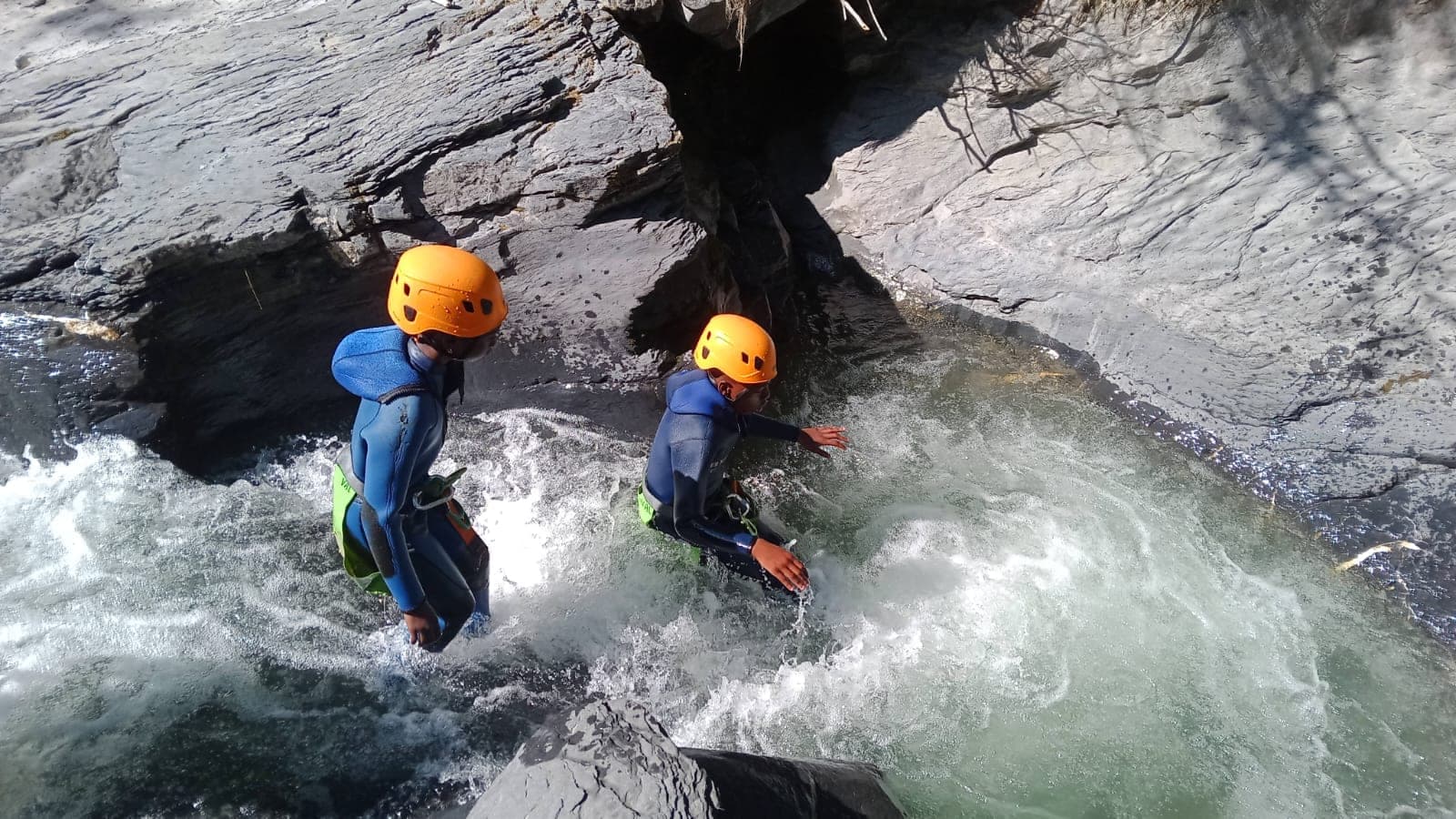Deux canyonistes dans le canyon d'Enduchet, Mercantour