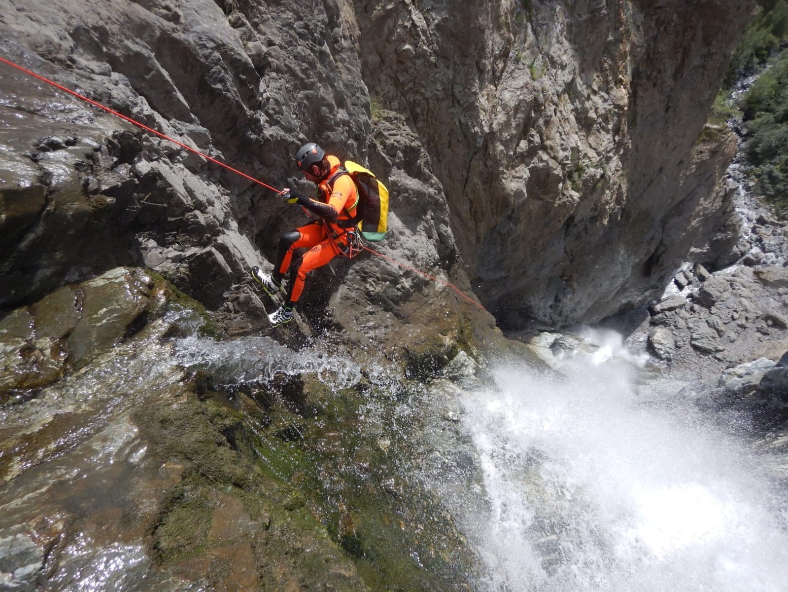 Rappel engagé dans les Oules de Freissinières, canyon à gros débit du Briançonnais