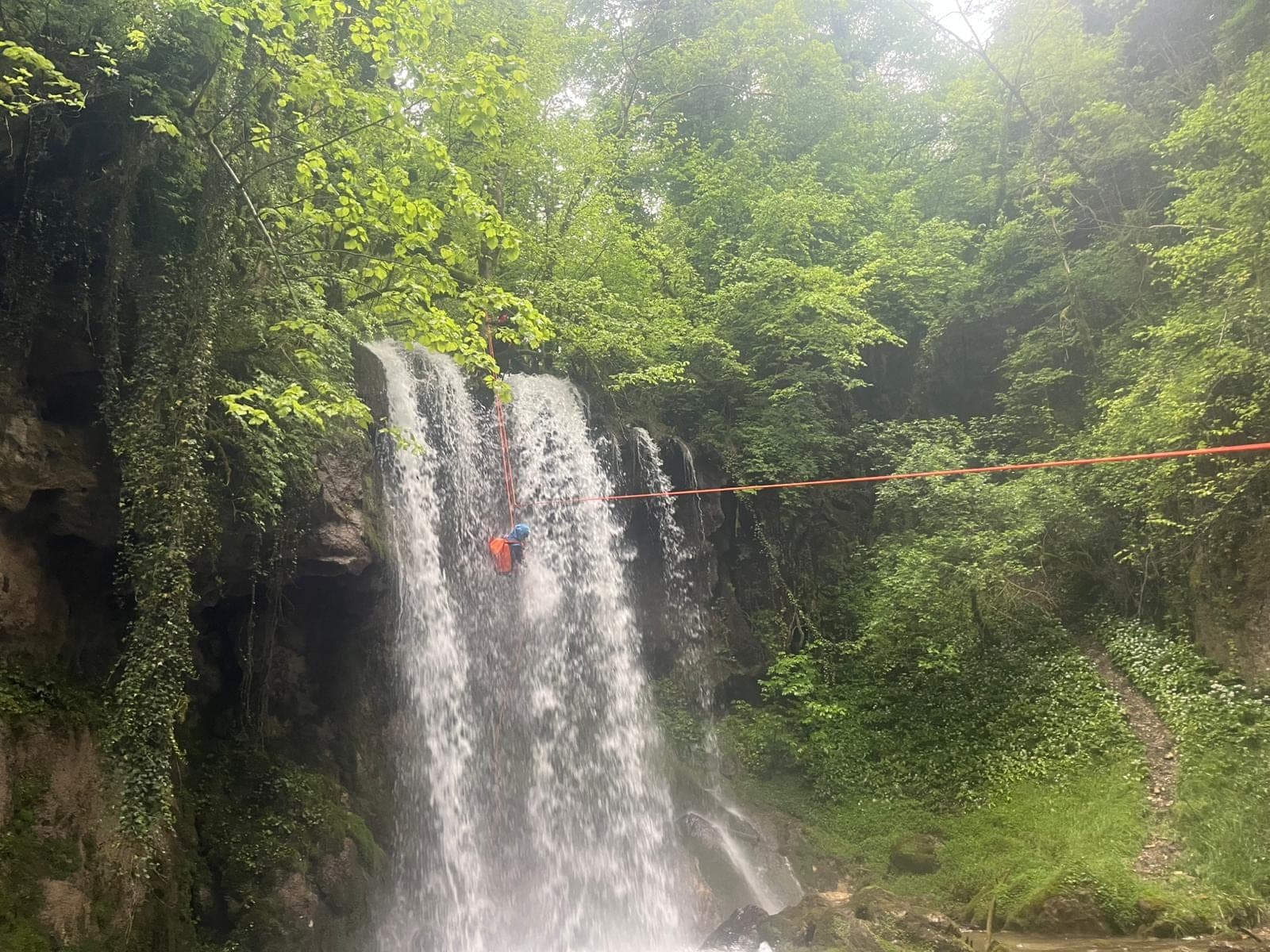 Grande cascade spectaculaire dans le Canyon de la Lance, Mercantour