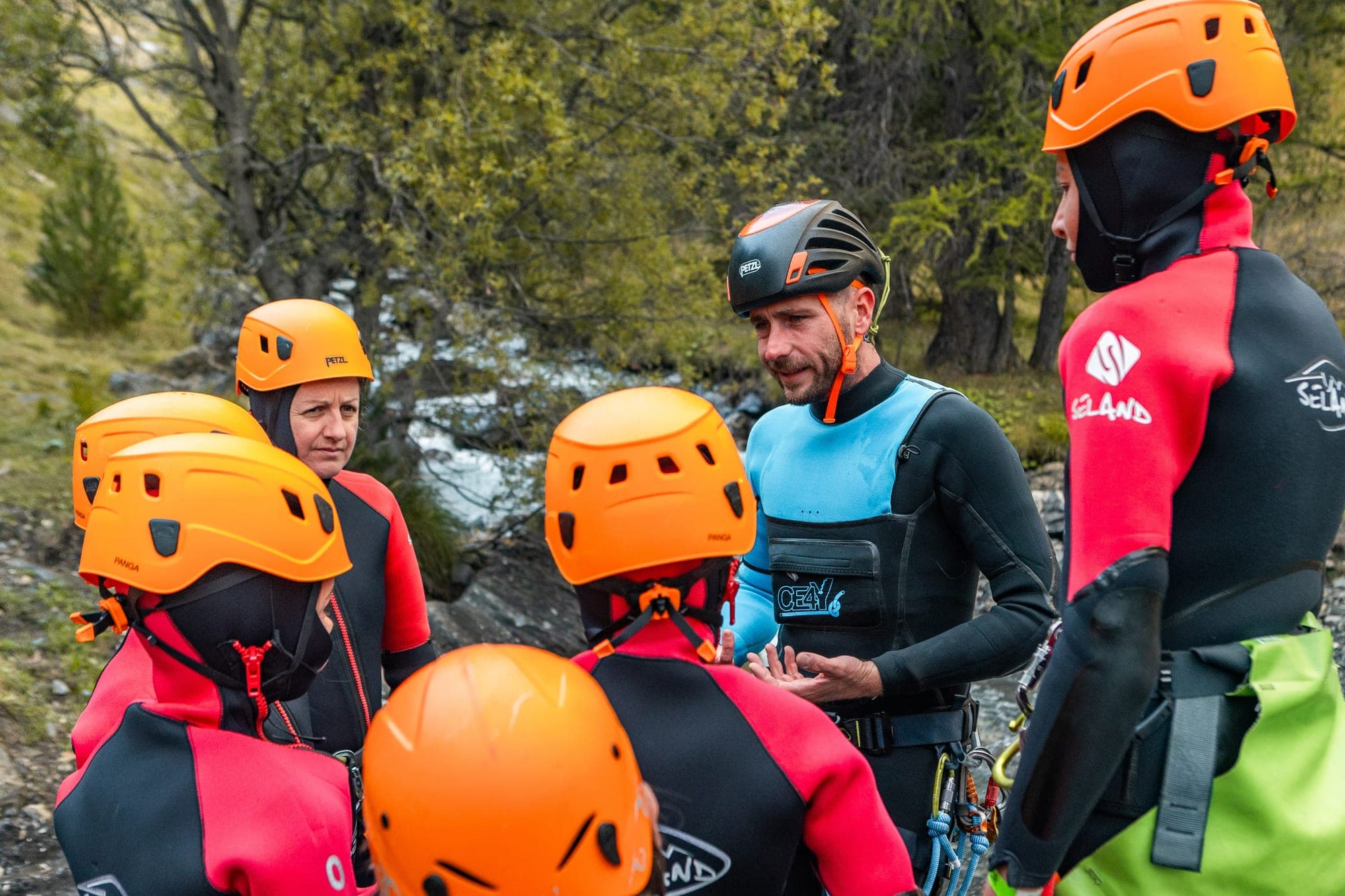 Jeremy Chichery, moniteur diplômé, briefe son groupe avant une descente en canyoning dans l'Ubaye